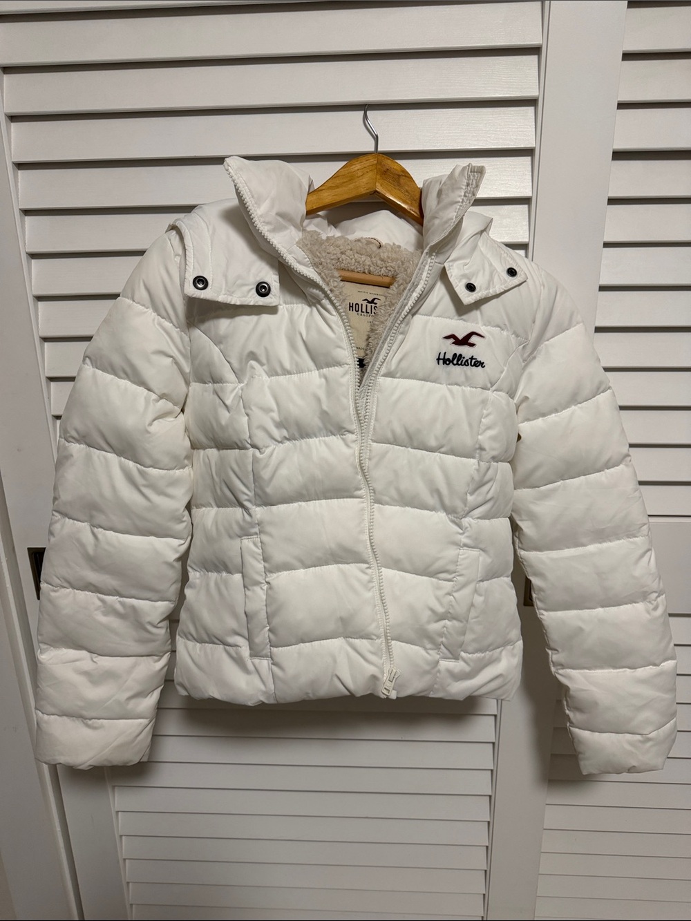 Girl’s Hollister White Quilted Puffer Jacket with Sherpa Lining Size M